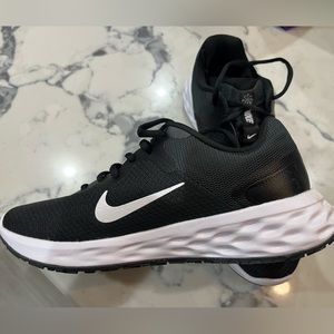 Nike Revolution 6 Women’s Tennis Shoes Size 8.5 (Worn Once)